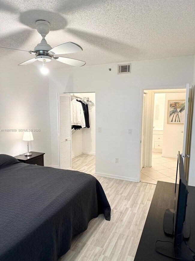 Building Photo - 19501 E Country Club Dr