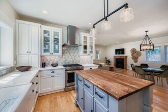 Building Photo - Idyllic Downtown Longmont 5-BDR Retreat