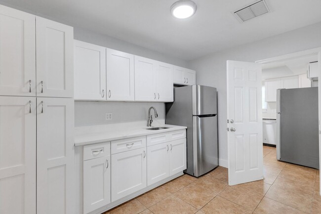 Building Photo - Modern Sarasota 3 Bedroom Home With Separa...