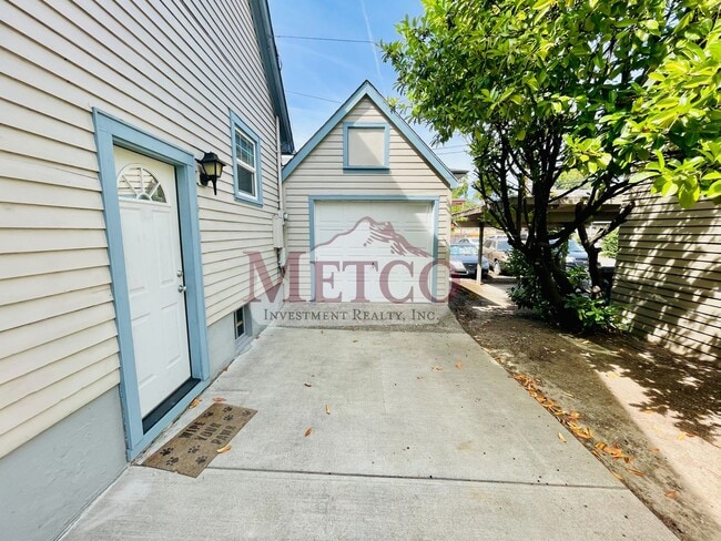 Building Photo - 4 bedroom 1 1/2 bath home close to U of O