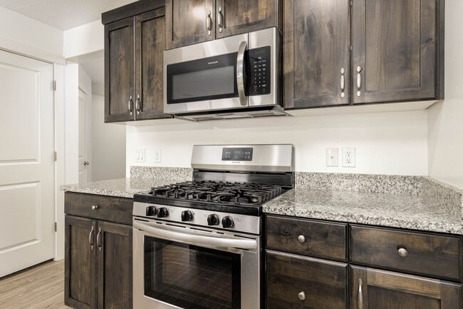 Building Photo - 4 bed | 2 1/2 bath | 2 car garage in Deser...