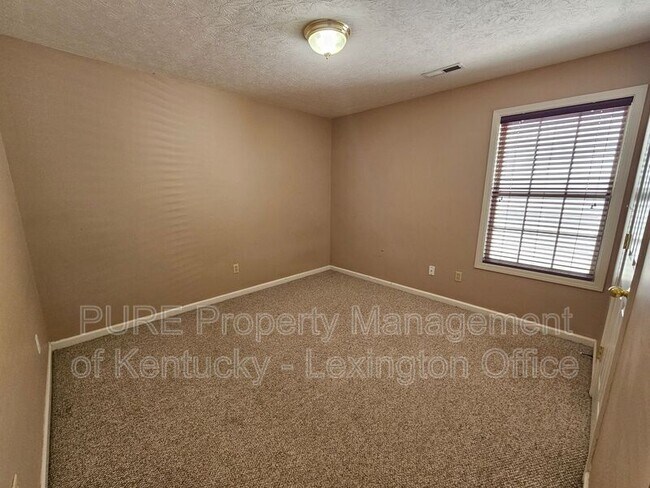 Building Photo - 528 Newbury Way