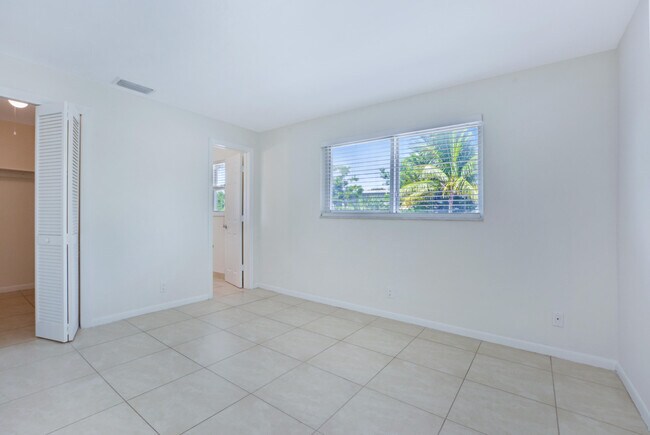 Building Photo - 1000 NE 9th Ave