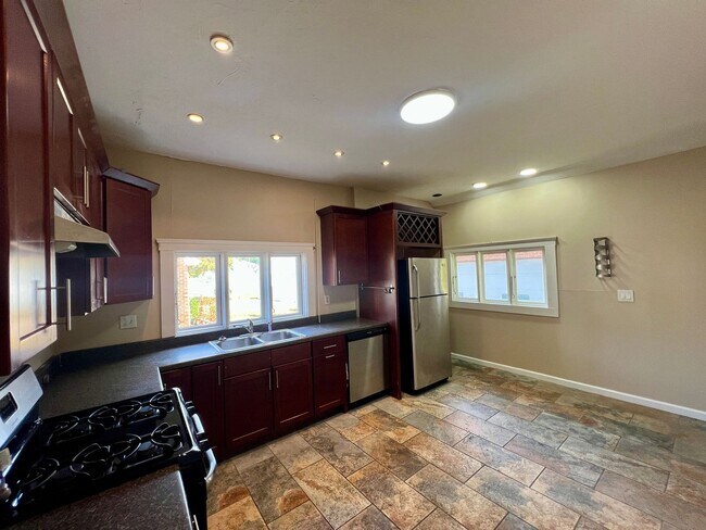 Building Photo - 4 Bedrooms 2 full Bath for rent
