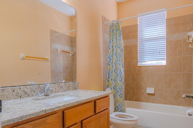 Building Photo - Modern 3-Bed Townhome with Garage & Patio in Casselberry – In-Unit Laundry, Central AC!