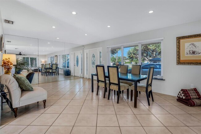 Building Photo - 1600 N 28th Ct