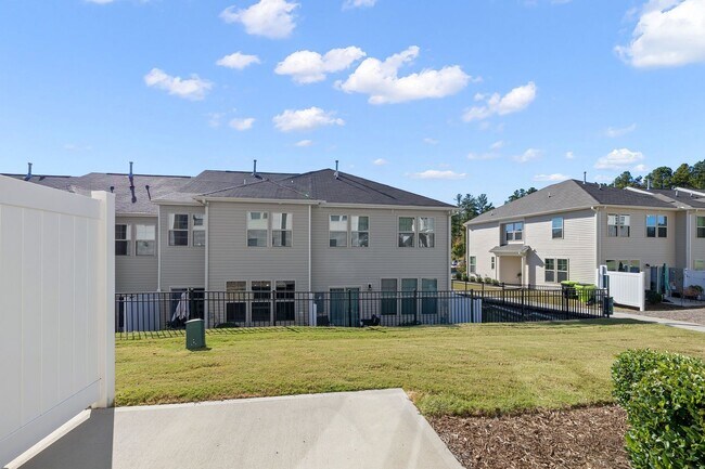 Building Photo - **Spacious 3/2.5 Townhome in Durham**