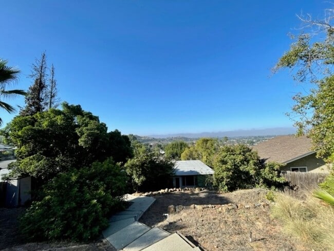 Building Photo - Spacious Two Story Home with West-Facing v...