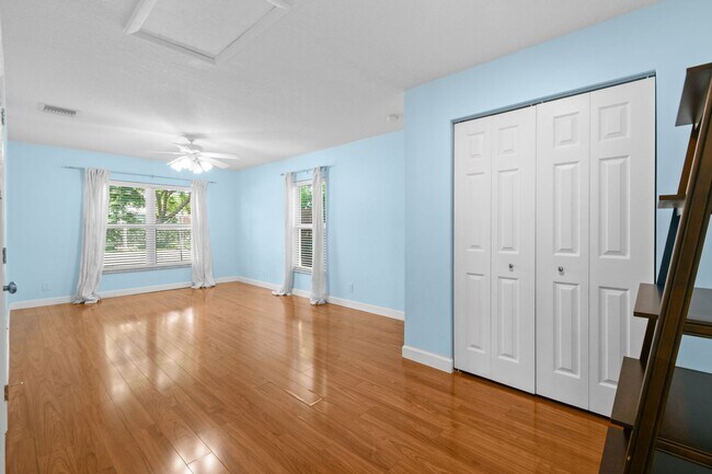 Building Photo - 244 Greymon Dr