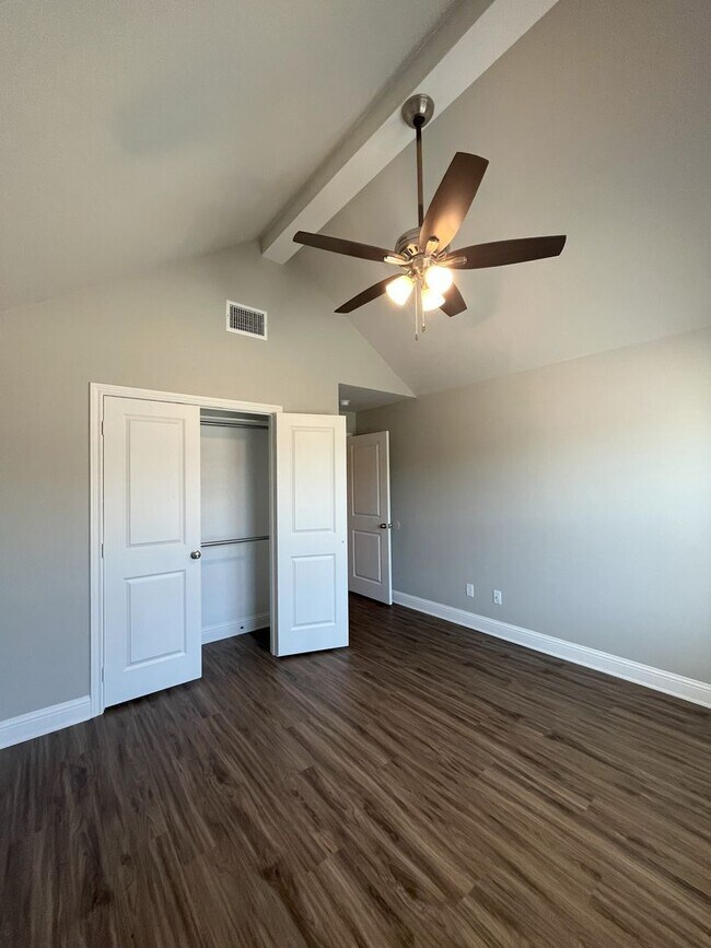 Building Photo - Country Heights #202