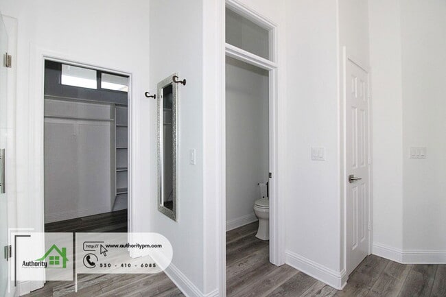 Building Photo - 2724 Western Oak Dr