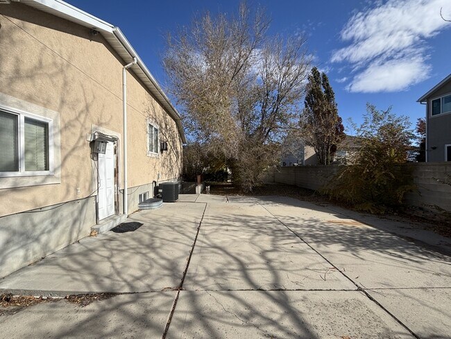 Building Photo - 6363 Murray Bluffs Dr