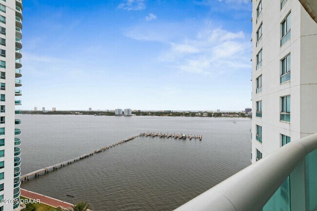 Building Photo - 231 Riverside Dr