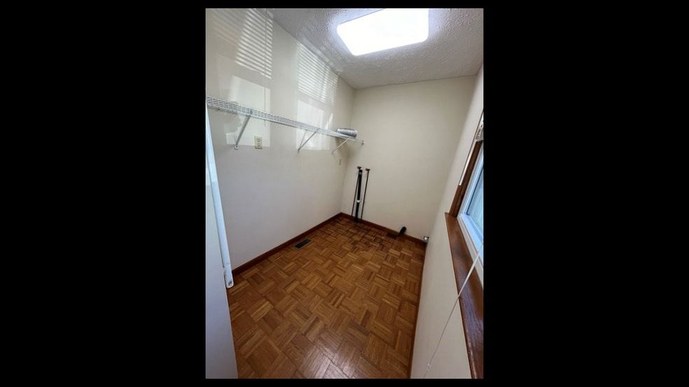 Building Photo - 203 Oakvale Rd