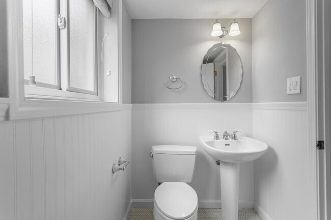 Building Photo - 608 Lavergne Ave