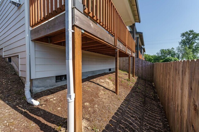 Building Photo - Light, Bright & Move-In Ready – 3BR Gem in Prime Ridgefield Location!  (Pet Friendly)