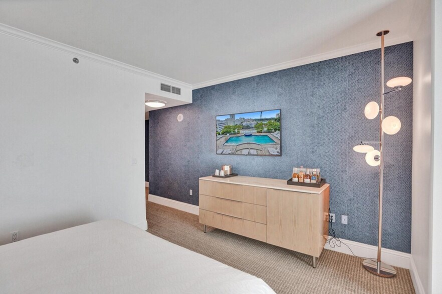 Building Photo - 4441 Collins Ave