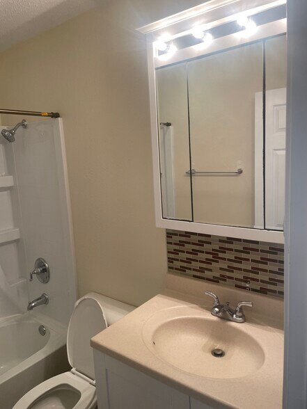 UPPER LEVEL BATH - 2816 Independence St