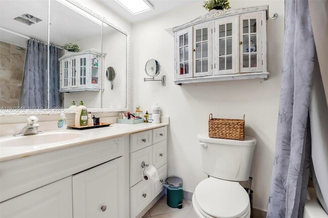 Building Photo - 2300 SW 22nd Ave