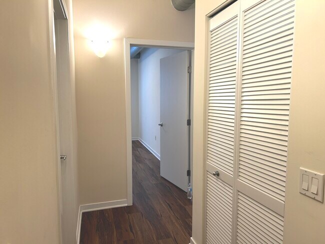 Building Photo - 873 N Larrabee St