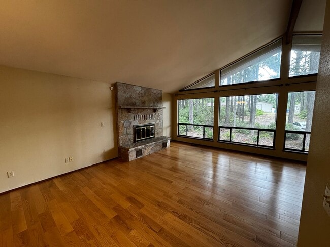 Building Photo - Silverdale Split-Level Home with Bonus Are...