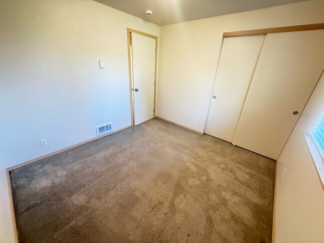 Building Photo - Updated 3 bedroom 2 bath house in Eugene!