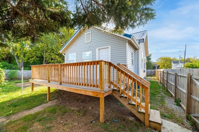 Building Photo - 465 Brehl Ave