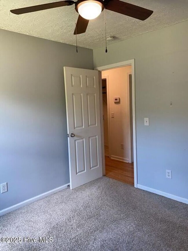 Building Photo - 206 Red Carnation Dr