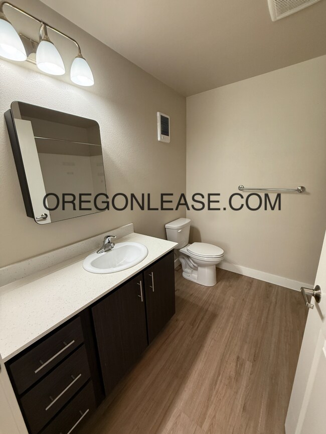 Building Photo - Newer 2-Bedroom Apartment