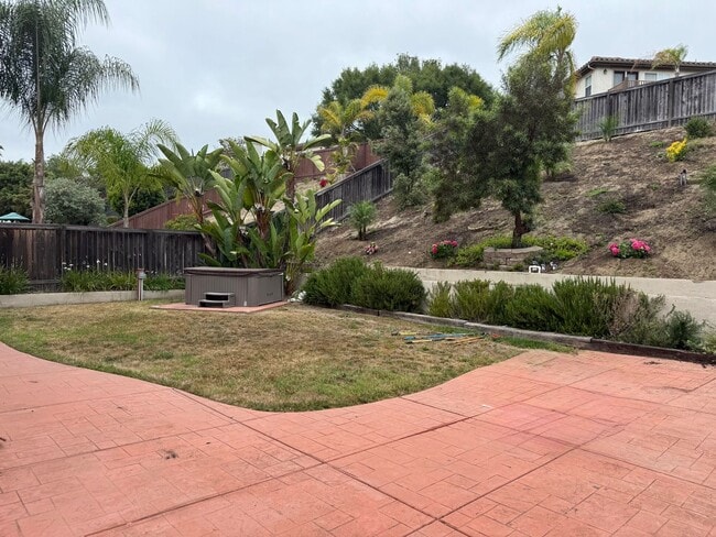 Building Photo - Close to Camp Pendelton Spacious 6-bedroom...
