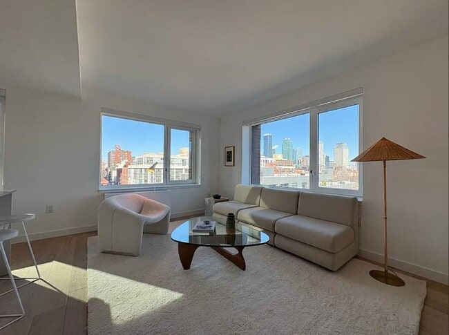 Building Photo - 1 bedroom in LONG ISLAND CITY NY 11101