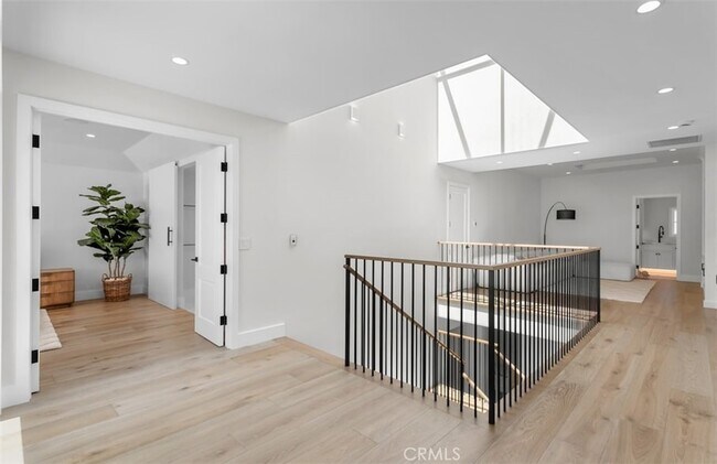 Building Photo - 2401 Bayshore Dr