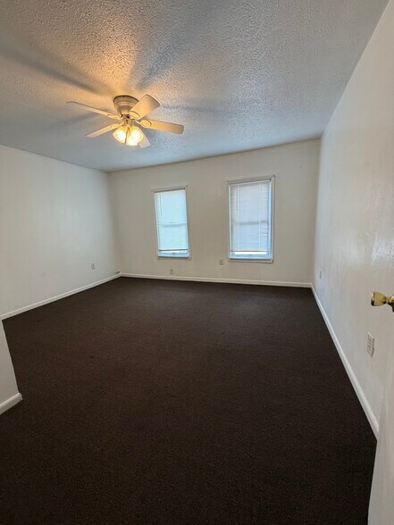 Building Photo - 520 Knowles Ln