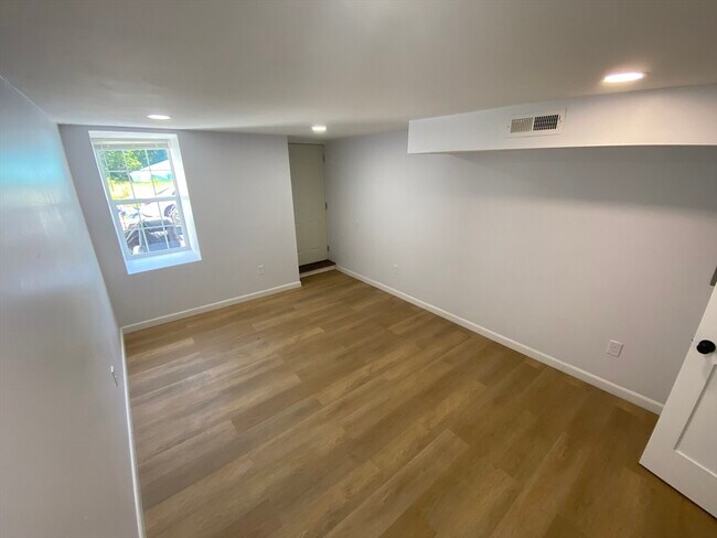 Building Photo - 1472 Somerset Ave