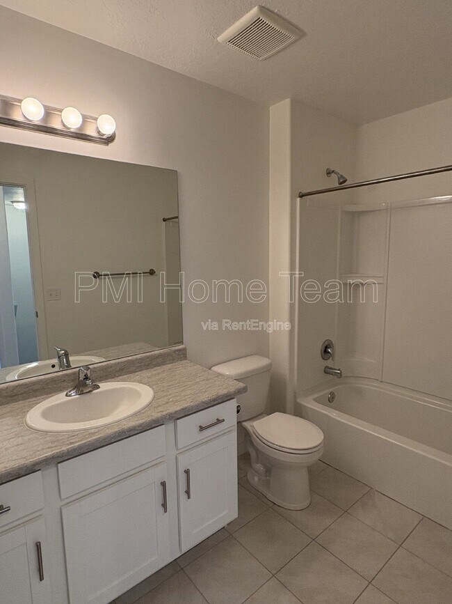 Building Photo - 1616 W Parkview Dr