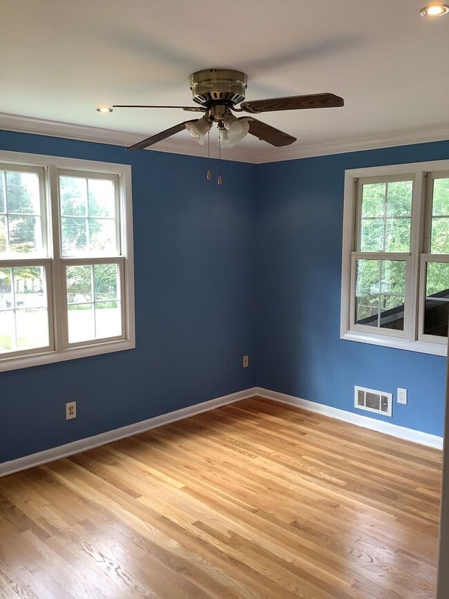 Building Photo - SPACIOUS SINGLE FAMILY HOME FOR RENT
