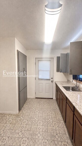 Building Photo - 118 Cravens Ave