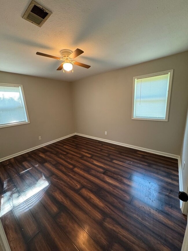 Building Photo - 2857 Lakeland Dr