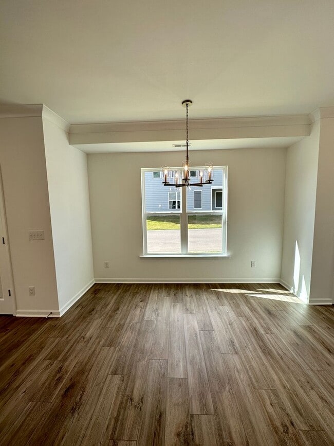 Building Photo - 2BR/3BA End Unit Townhome in Pringle Towns