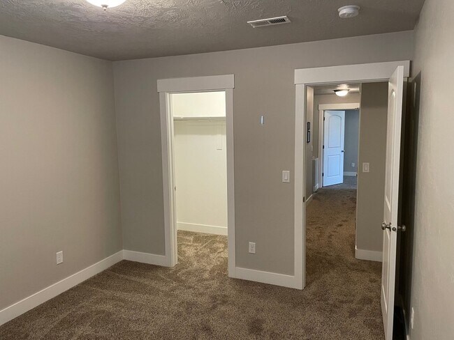 Building Photo - 3807 E Cunninghill Dr