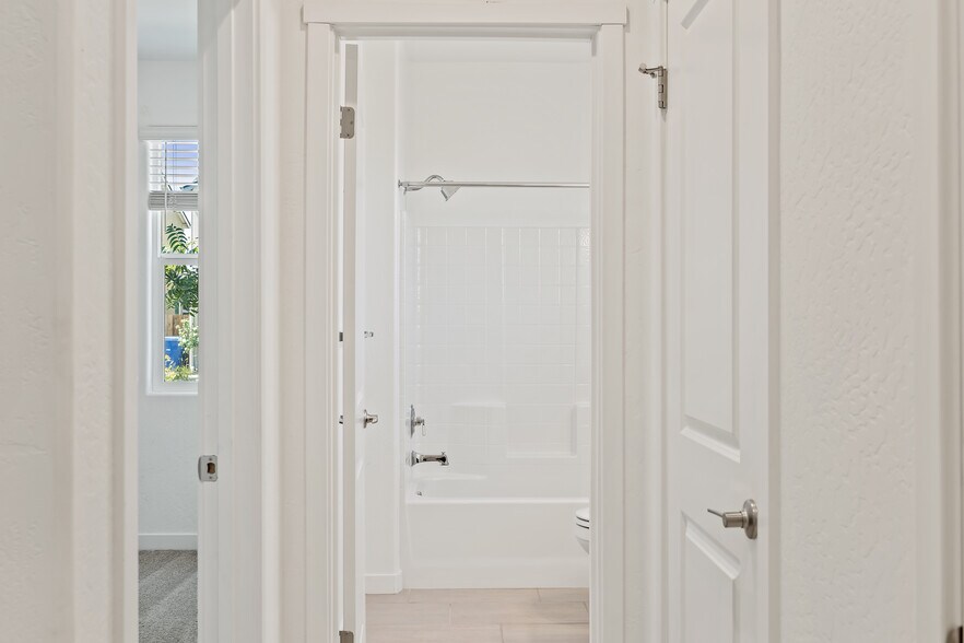 Building Photo - 821 Amanecer Ave