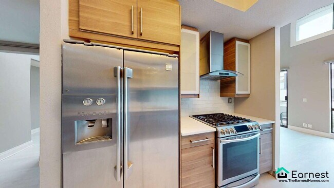 Building Photo - Spacious 2-Bedroom Upper-Level Condo in Pr...