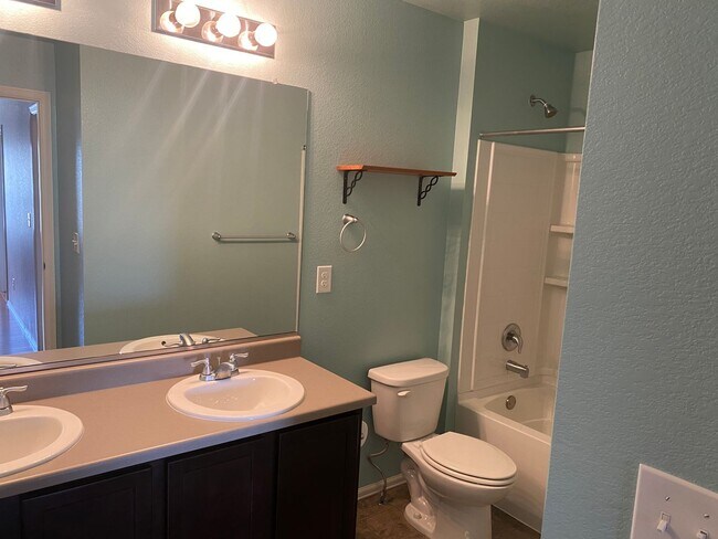 Building Photo - Charming, 3 story, 4 bed/3 bath on Corner Lot!