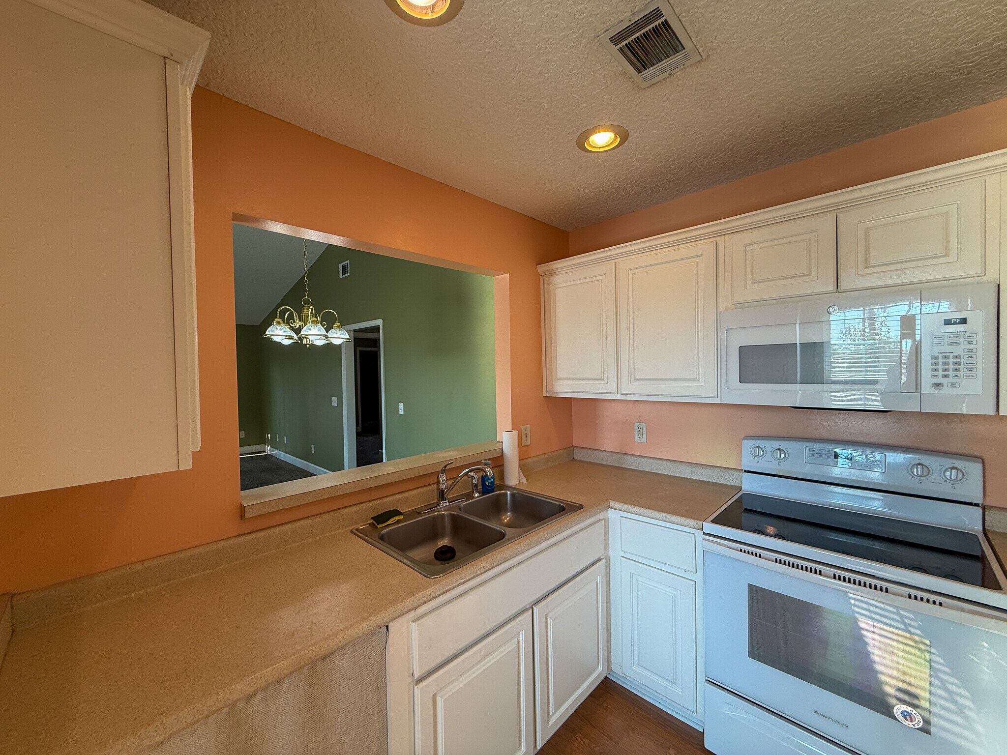 Building Photo - 210 Lantana Ct