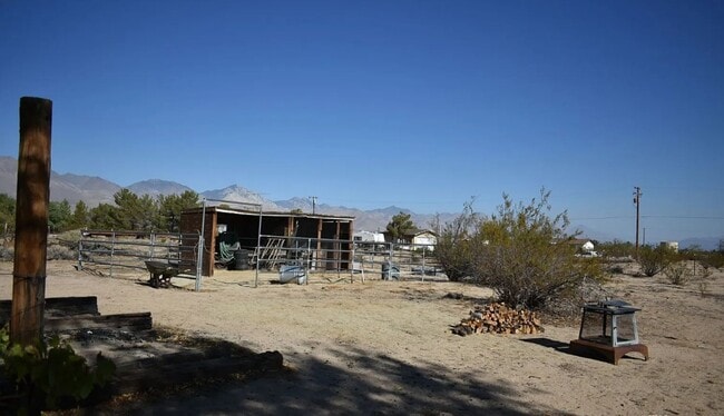 Building Photo - 3Bed, 2Bath **ON 2.5 ACRES!** Internet Paid.
