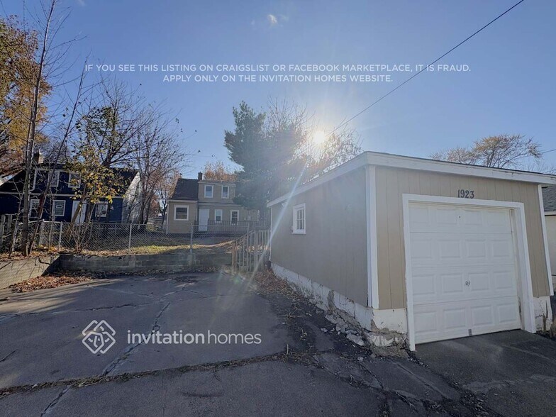 Building Photo - 1923 Arlington Ave E