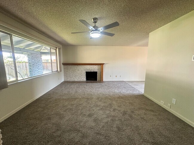 Building Photo - 4 Bedroom 2 Bathroom Home with Landscaped ...
