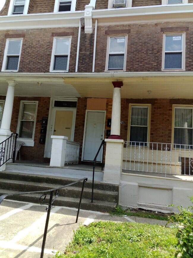 Front Entrance - 1126-2 W Rockland St