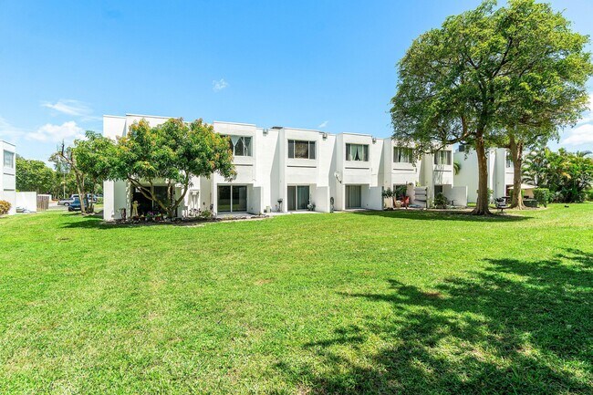Building Photo - 5090 Elmhurst Rd