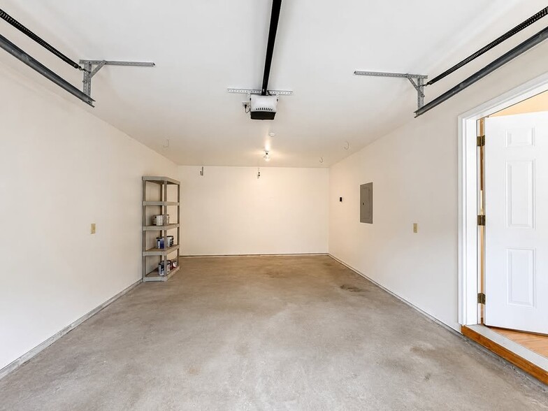 Building Photo - 8 Pebble Ln